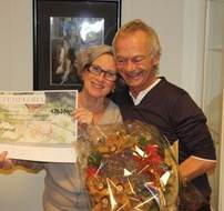 Styreformann Rolf Torhaug overrekker sjekken og blomster. 1