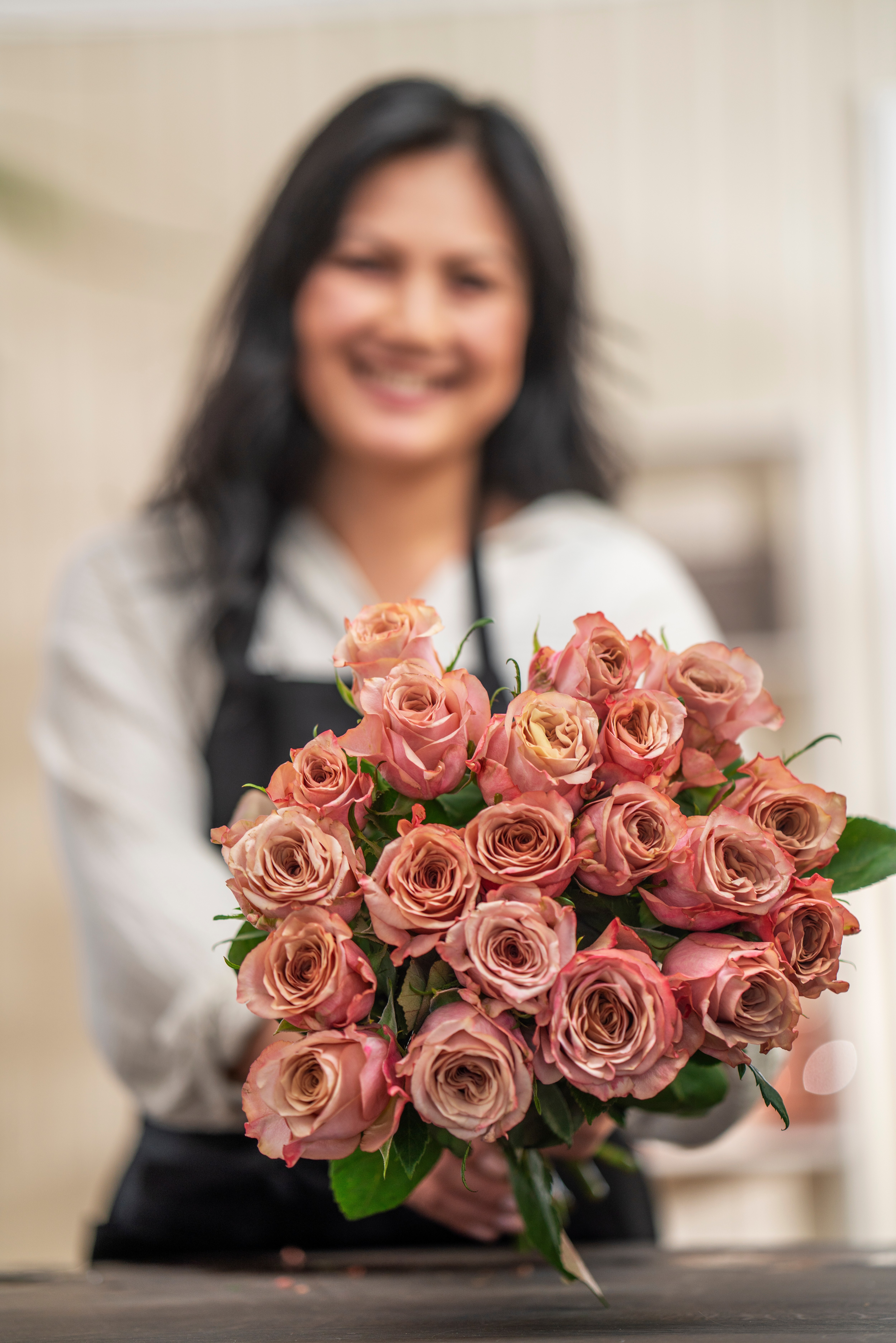 Dekoratør gir blomster