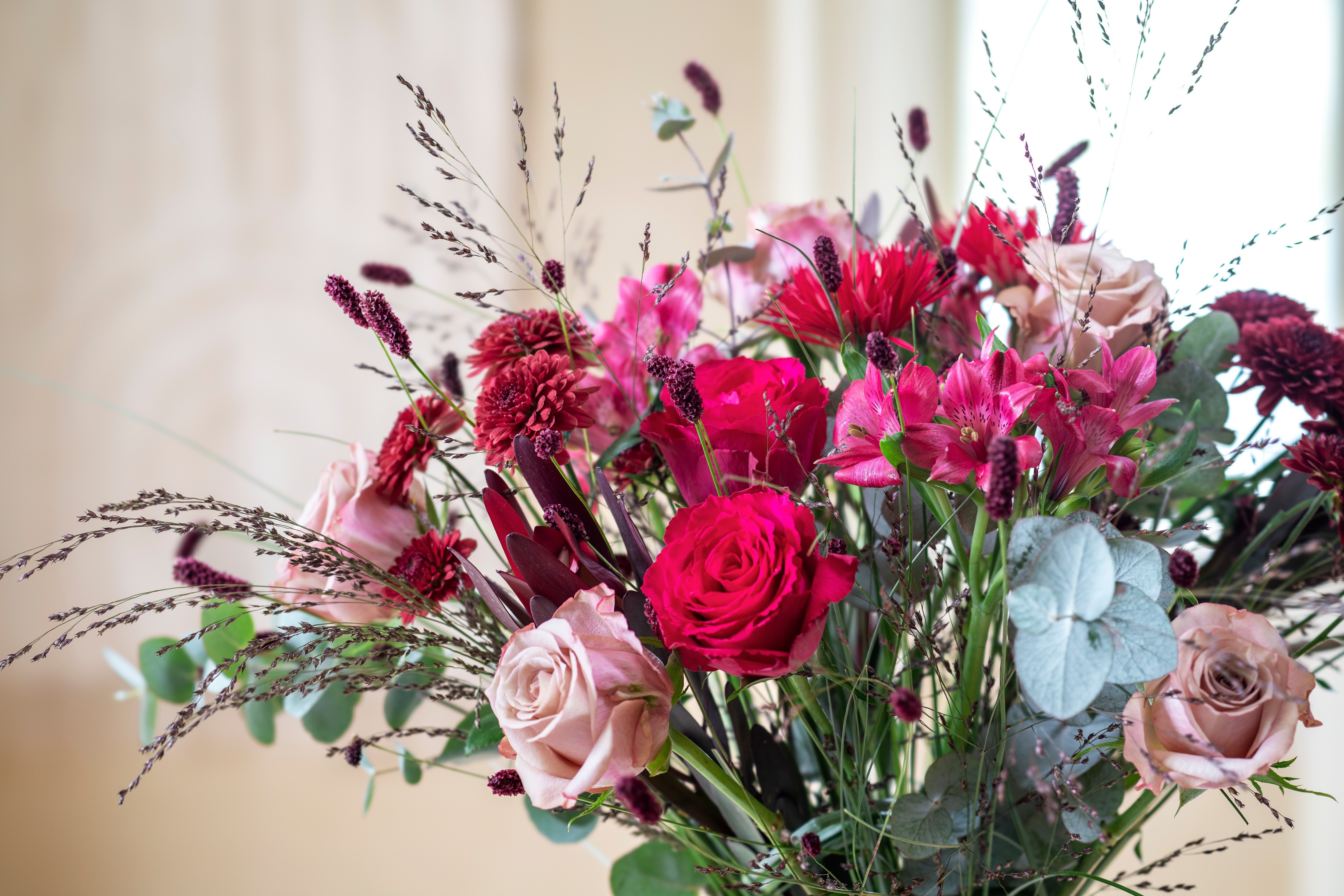 Bukett med blomster i rosa farger
