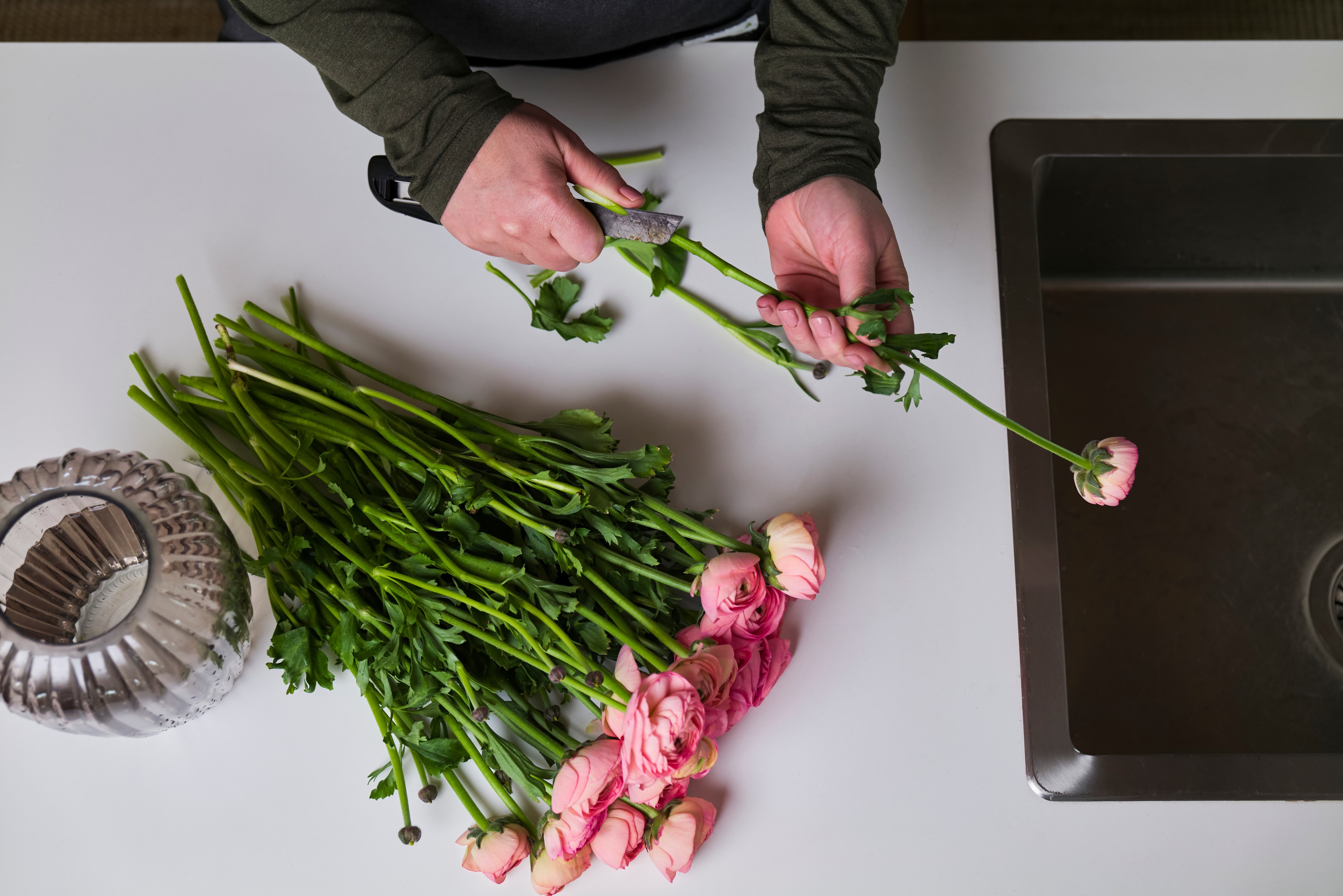 Snitte og sette ranunkler i vase