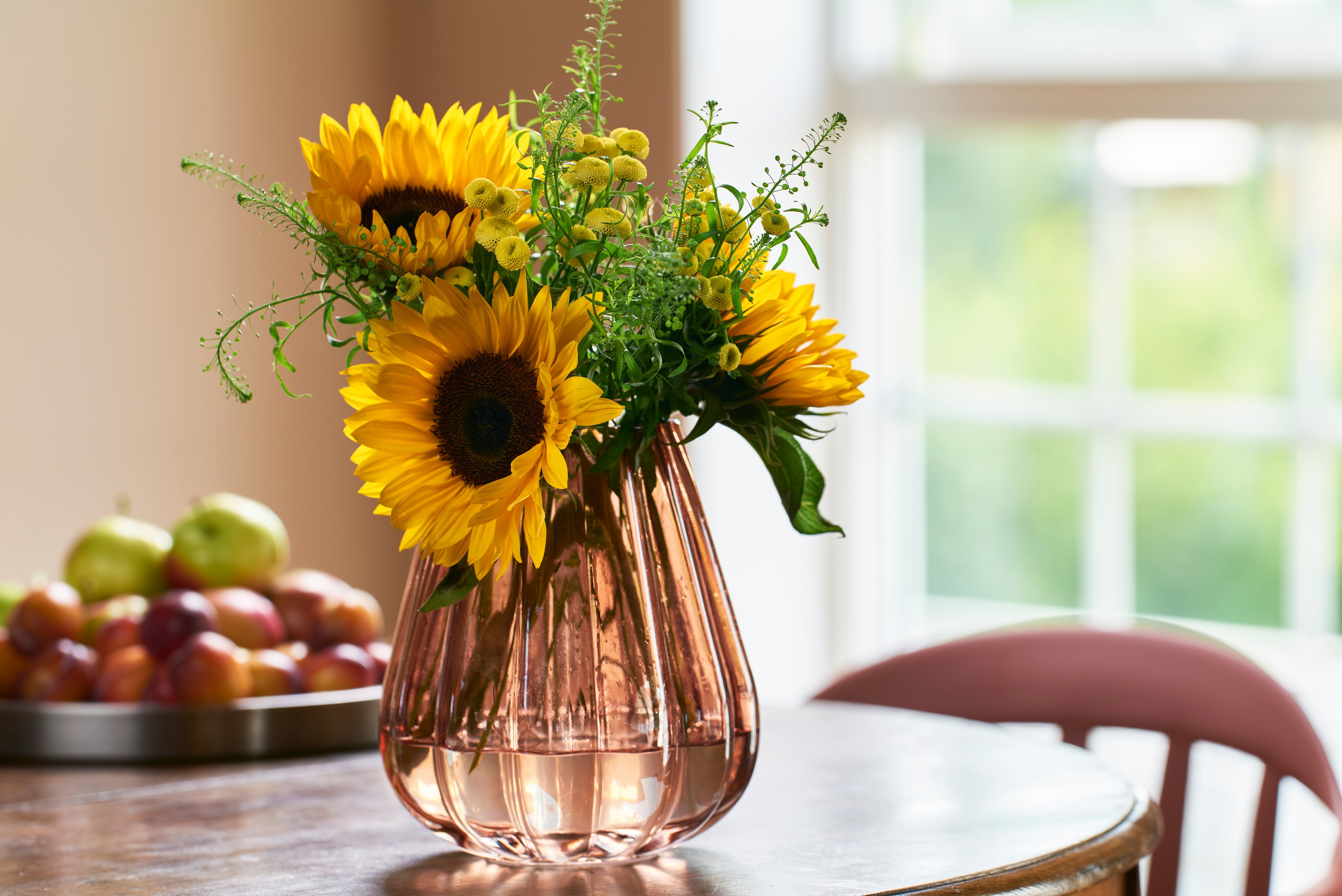 Solsikker i vase på spisebord