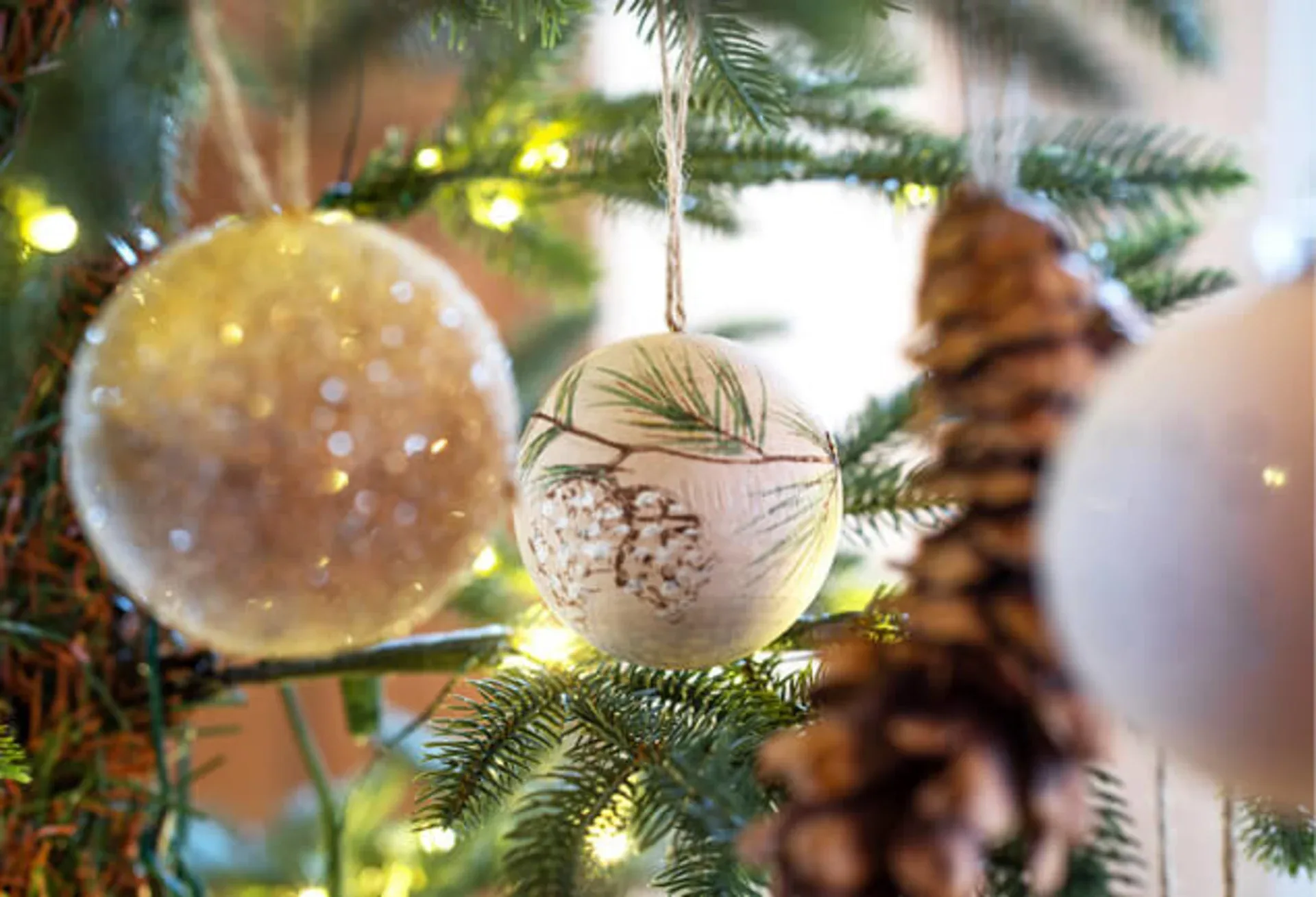Lys julepynt på tre