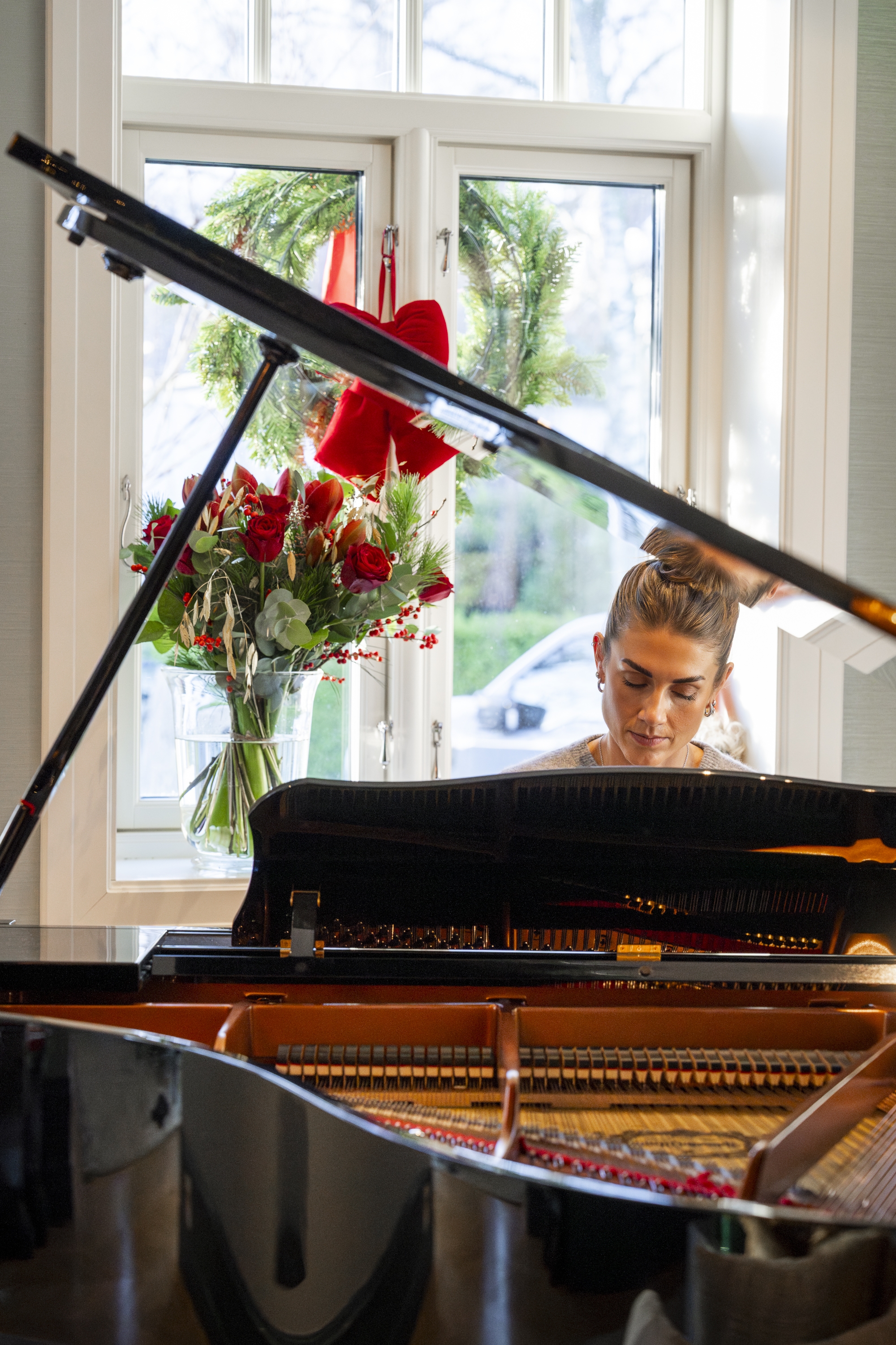 Tone Damli ved flygelet.