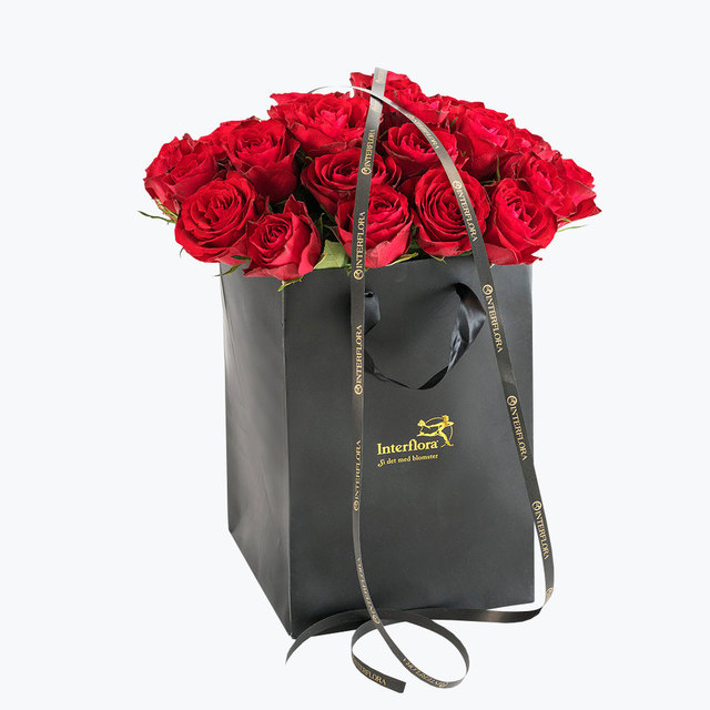Bilde av 
				30 røde roser i gavepose
			